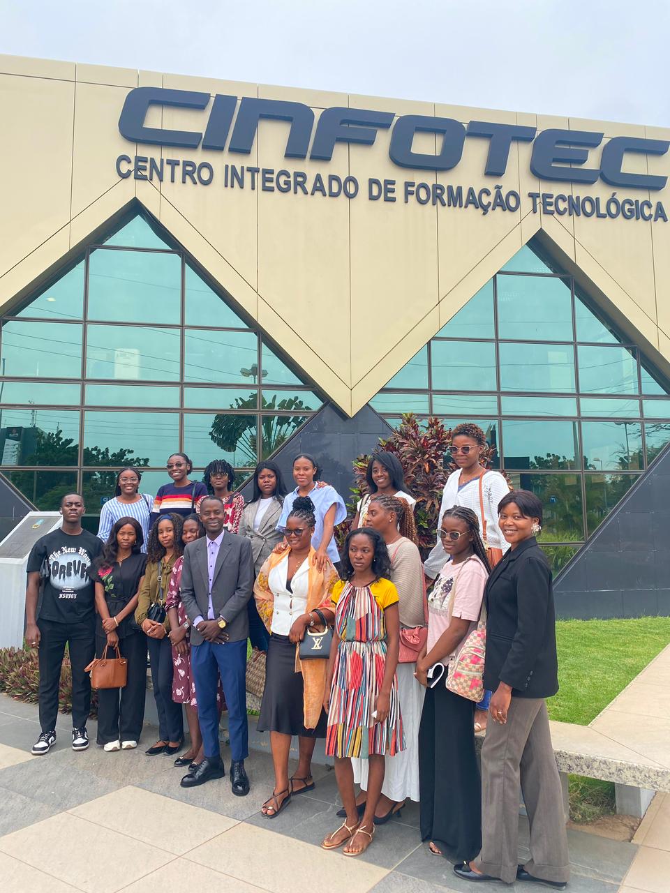 Turma da Sul Digital em frente ao CINFOTEC, em Luanda